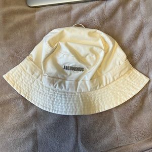 Jacquemus Le Bob Gadjo bucket hat in stone with tie